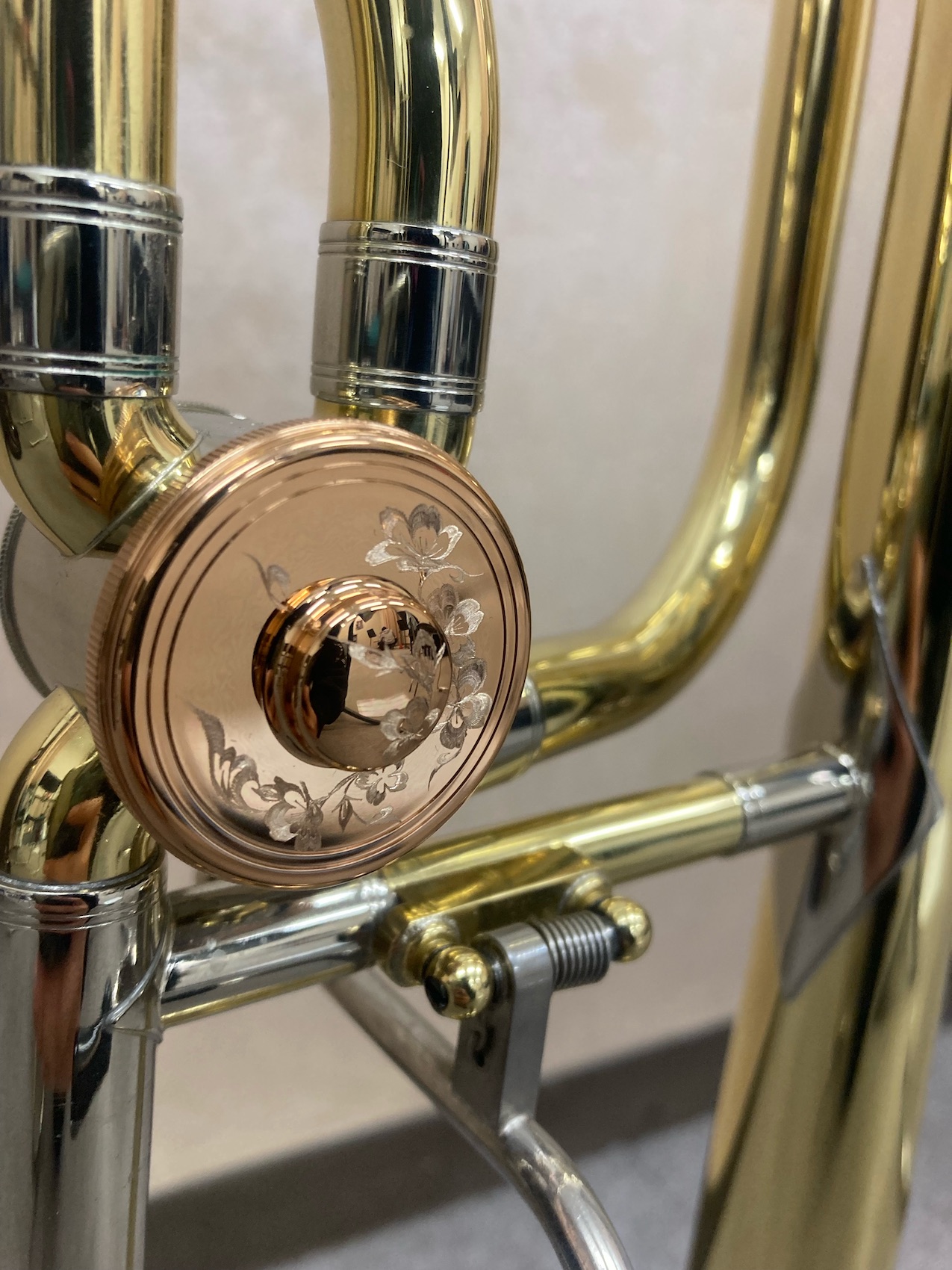 トロンボーンのロータリーキャップに「桜」の彫刻 | LOVE & HAPPINESS