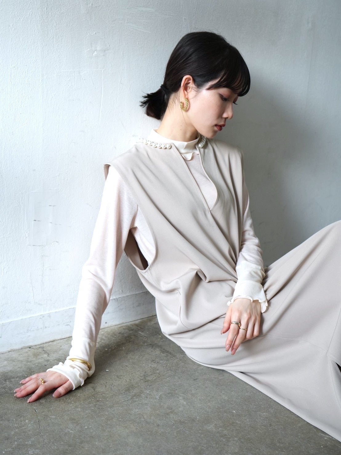 予約]パールデザインキーネックワンピース/グレージュ – Lumier