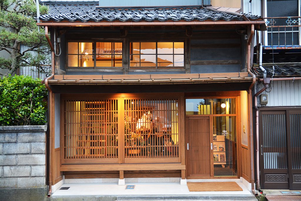 蔵戸扉建具引き戸玄関建築建設古民家カフェリノベーション店舗町屋開業