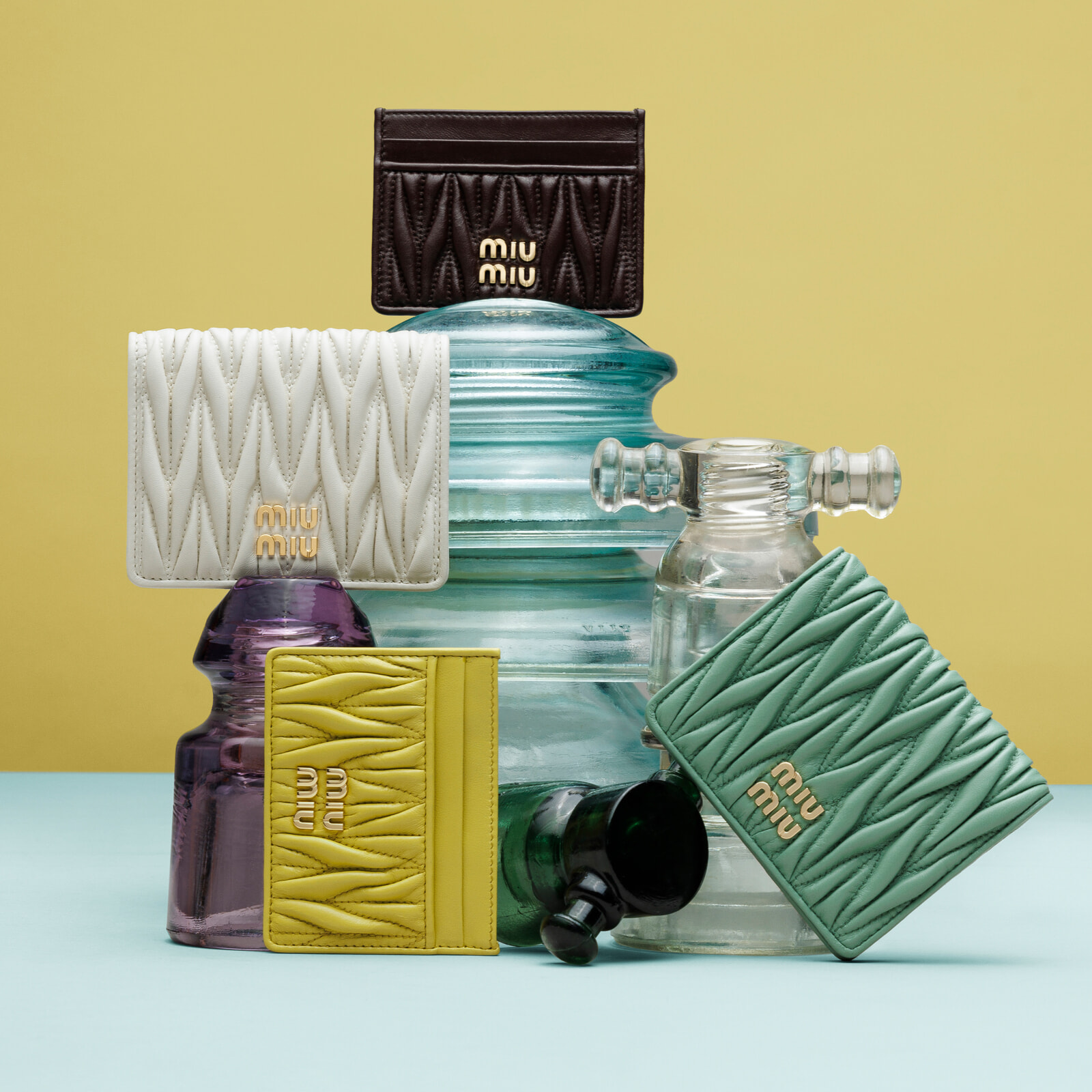 ミュウミュウ、春の鮮やかな新作スモールレザーグッズが登場。【2025年