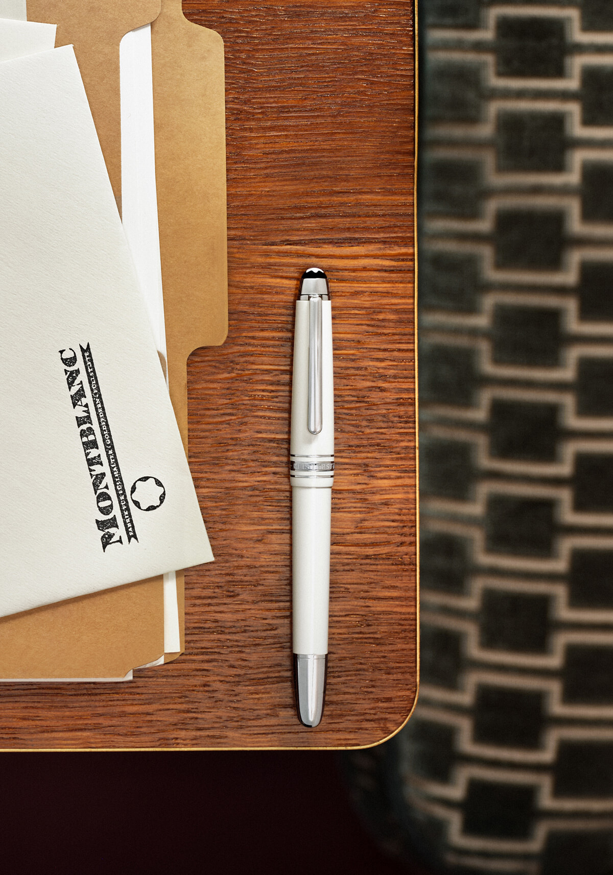 筆記具の最高峰が光り輝くホワイトに。【モンブラン】のアイコン「マイ