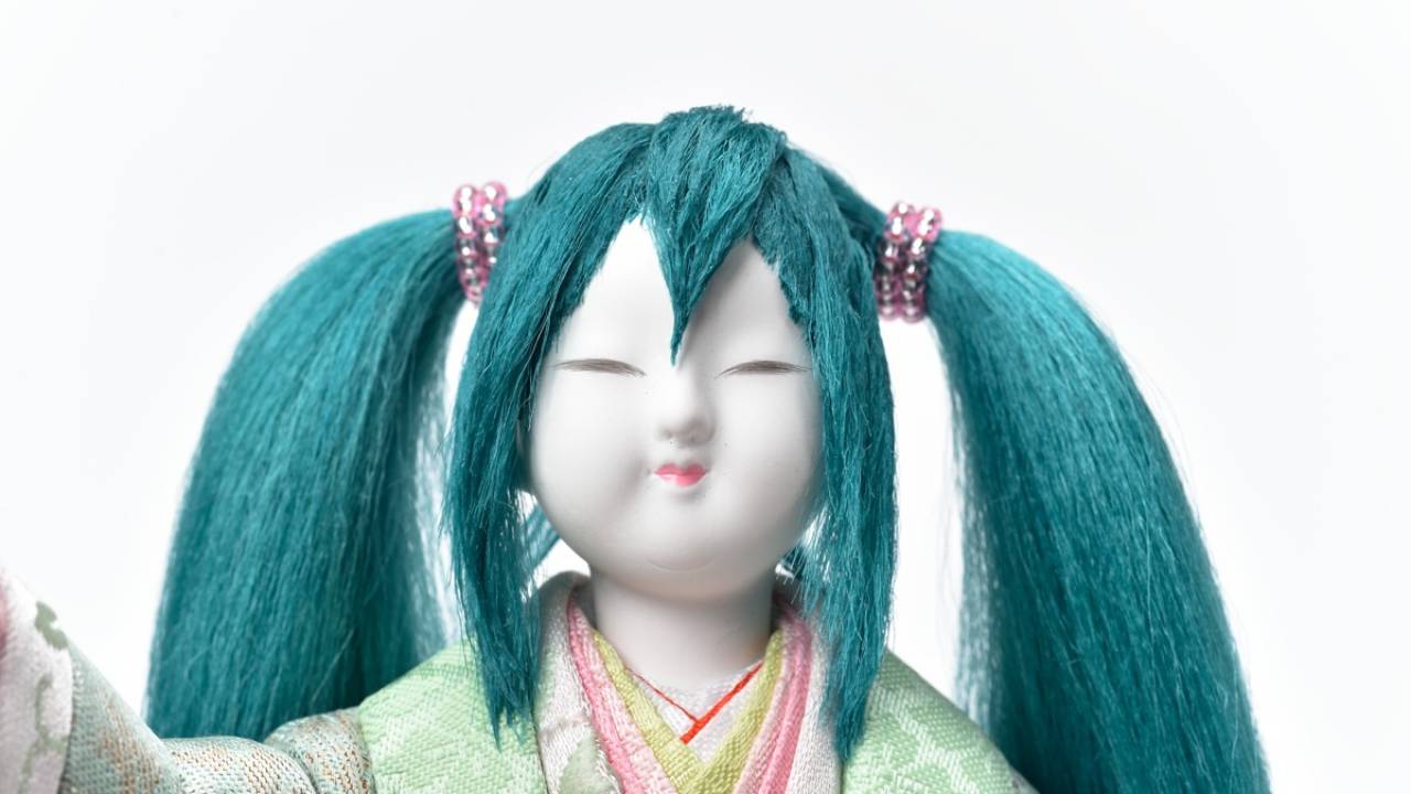 見よこの膨よかさ！職人が真剣に伝統工芸 木目込み人形の「初音ミク