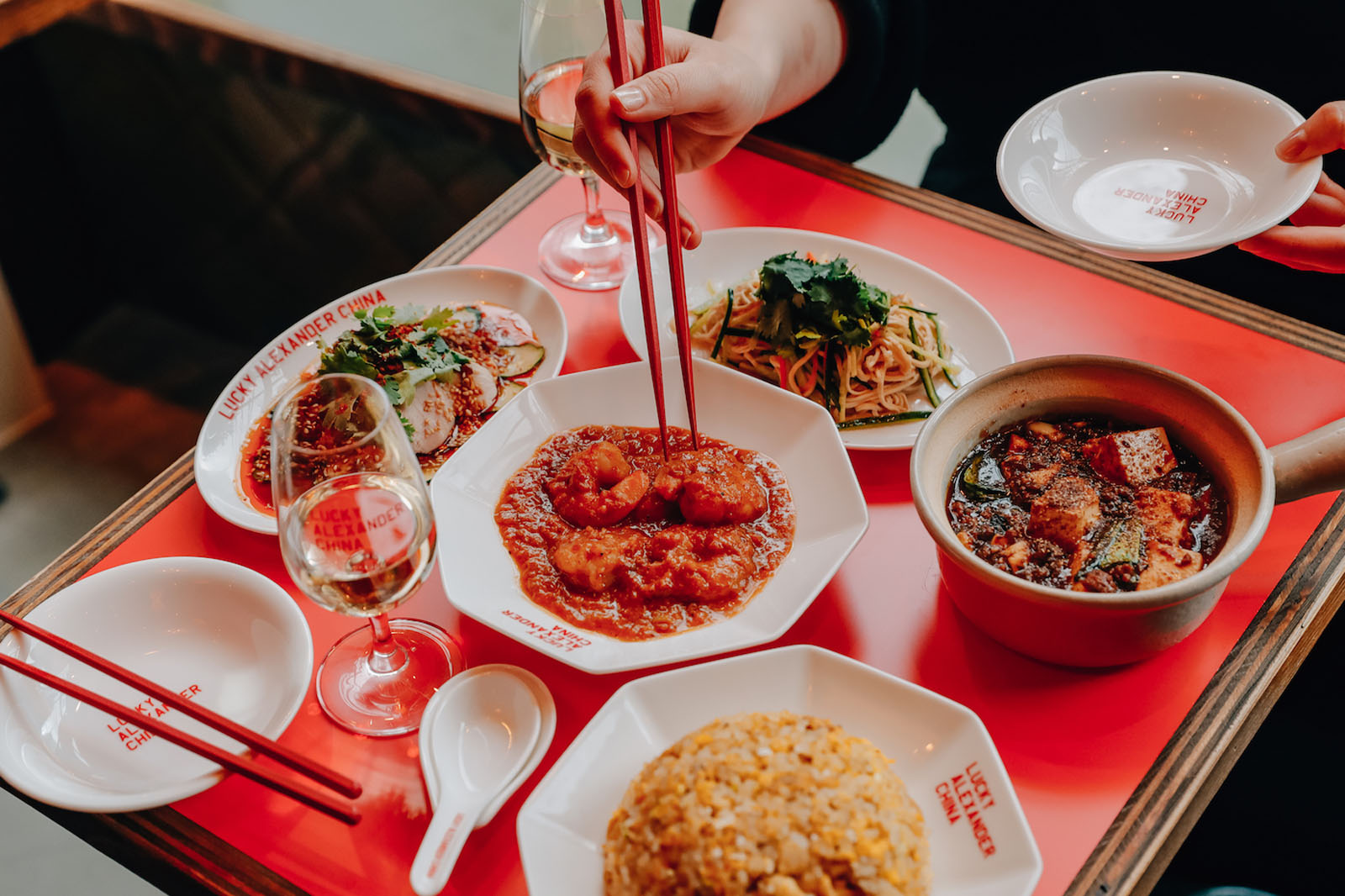 食べログ 百名店「ザ グレートバーガー」の系列店は、餃子が主役の町