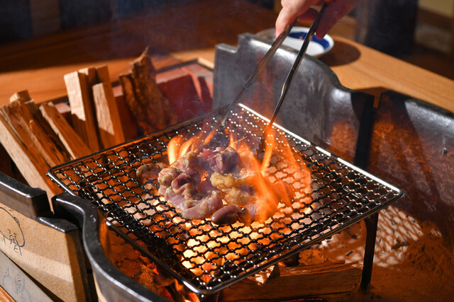 囲炉裏 冬到来！ 囲炉裏を囲んで楽しむ、薪火と炭火を駆使した究極