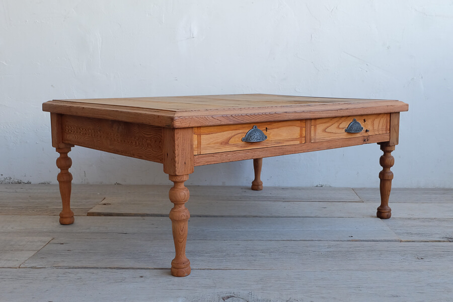 アンティークなコーヒーテーブル