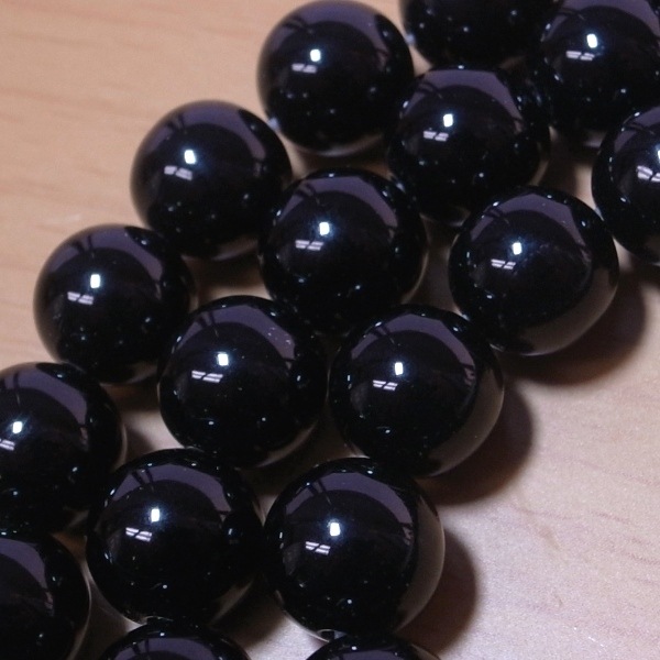 ブラックストーン自然石まん丸石かわいい黒石漆黒の岩石ピカピカ黒丸石