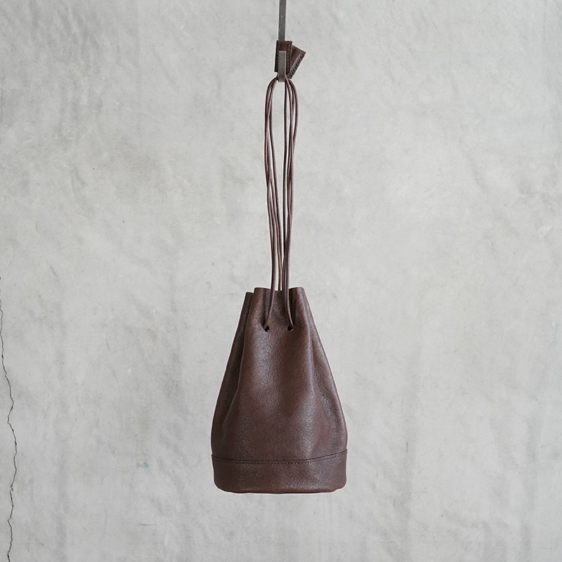 植物タンニンなめし豚革のランタンバッグ ダークブラウン / T20106