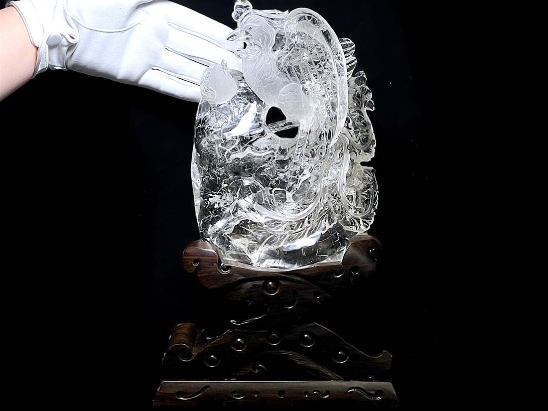 翡翠 鳥と花の彫刻 木製台座付き。 翡翠 鳥と花の彫刻 木製台座付き