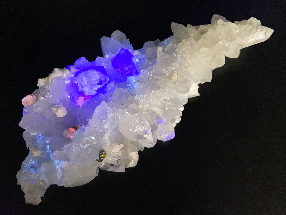 湖南省ヤオガンシャン産クリアフローライトonクォーツ(パイライト,カル