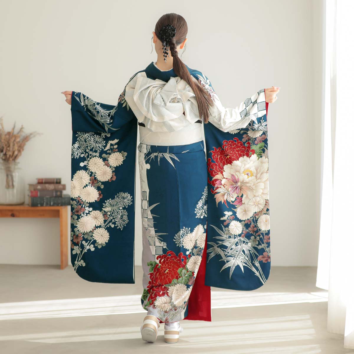 鉄紺 菊牡丹に笹（【振袖・袋帯・長襦袢のセット商品】） | FURISODE