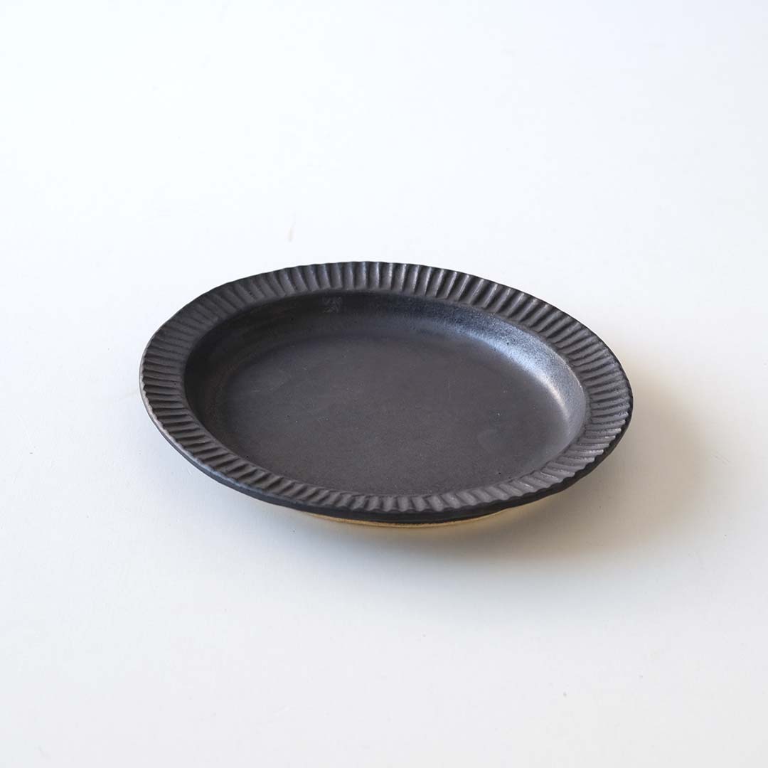 黒釉/鎬楕円皿/19.5cm | 醇窯(じゅんよう) | 糸島くらし×ここのき 公式