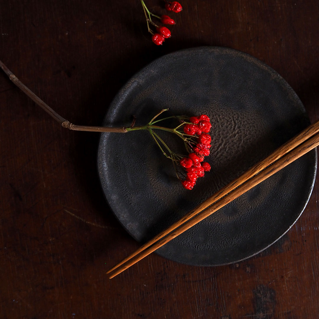 黒金彩/6寸皿 | 唐津焼 雅樂窯 ( うたがま ) | 糸島くらし×ここのき