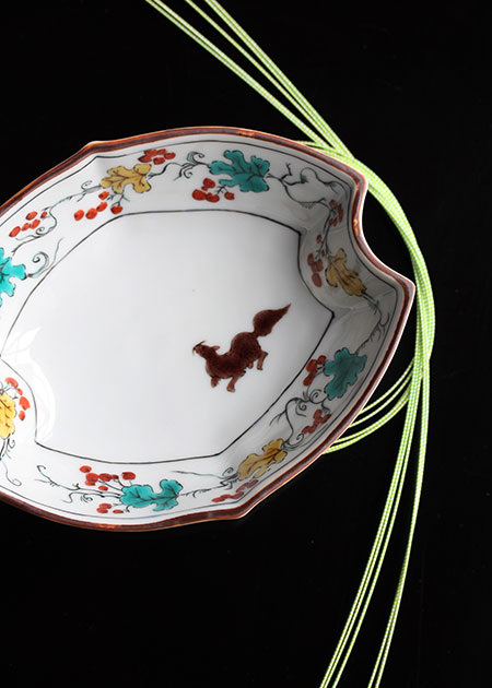 泰山窯 鉢（舟形・ぶどうにリス）｜九谷焼のうつわ｜和食器通販 じろや