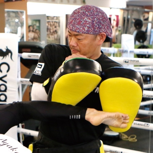 美品】ISAMI イサミ 湾曲型キックミット 黒/白 2個セット 美品】ISAMI