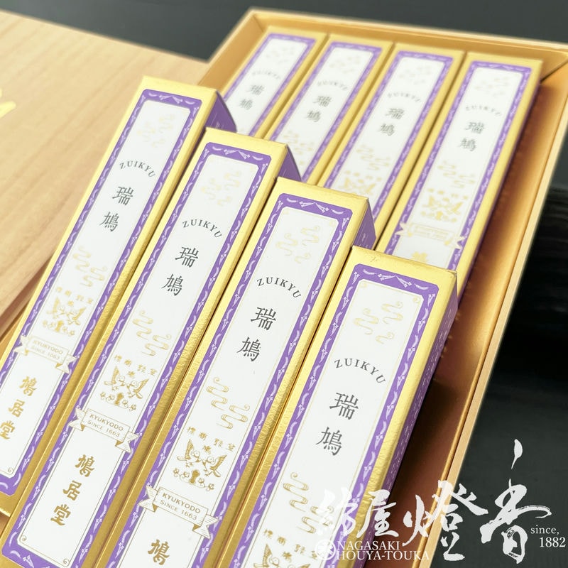 香合、コ_チ白檀、花喰鳥、中村翠嵐作。