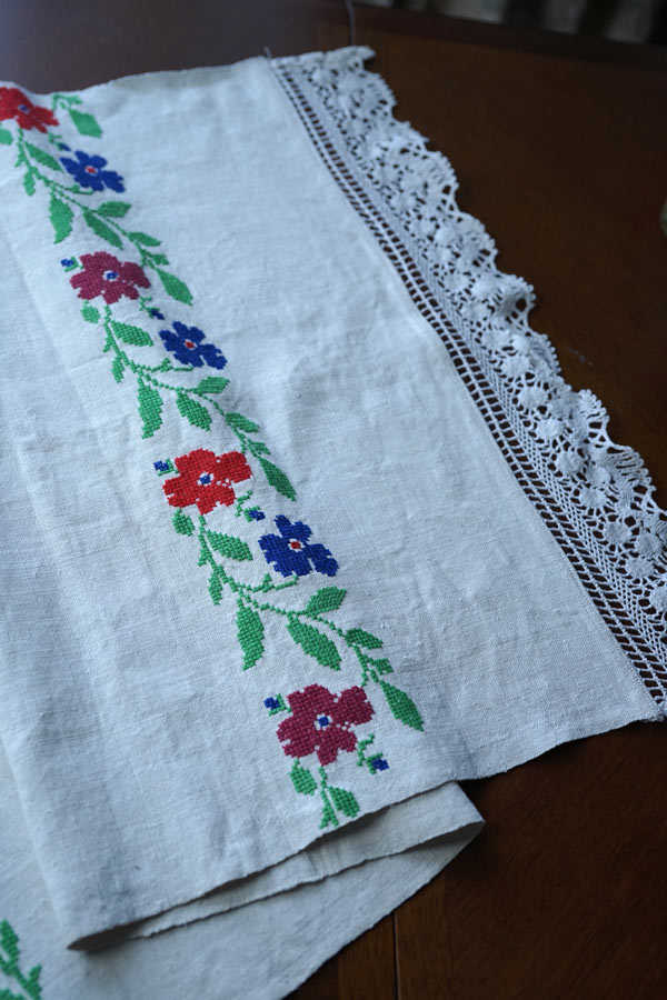 ヴィンテージフランス手刺繍テーブルクロス：カラフルな花柄のクロス