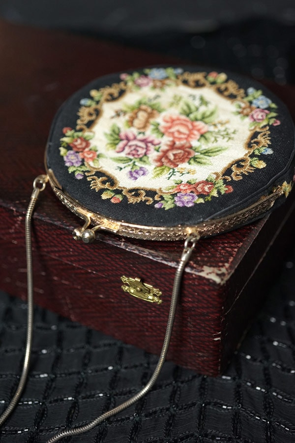 コンディションの良いラウンド型お花のプチポワンバッグW14×2.5cm gb