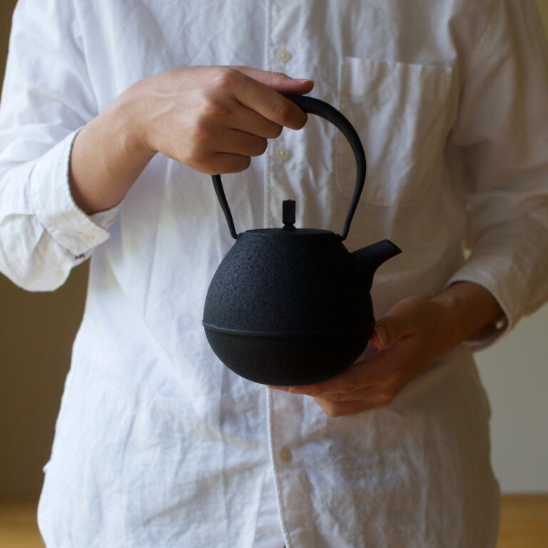 空間鋳造 南部鉄器 egg 鉄瓶 中 500ml 楽天市場】空間鋳造 岩清水久生 鉄瓶 Egg 大 ( PureBlack )【 送料無料