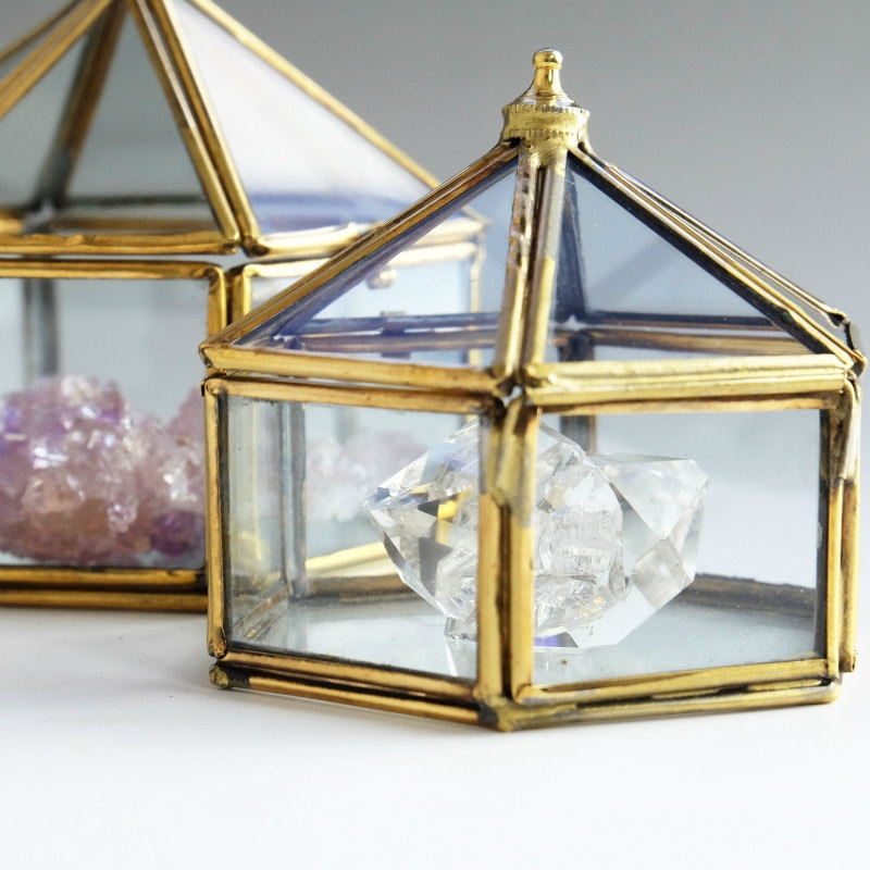 メディアで注目されている金属彫刻作家・MADARA MANJIの個展がスタート