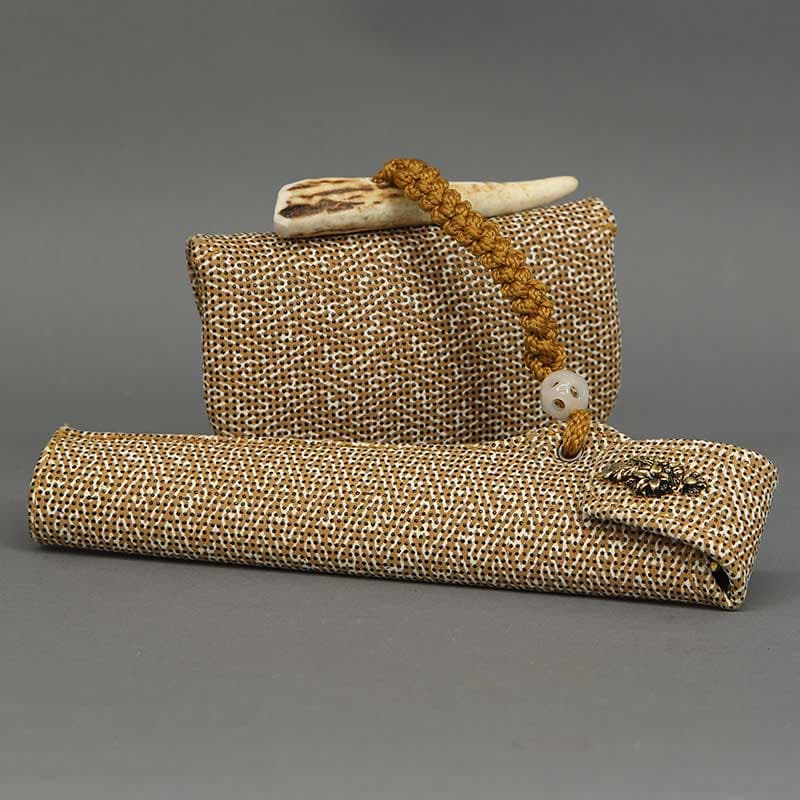 叺（カマス）煙管・刻み煙草入れ【印傳｜紗綾型・金茶】祭用品専門店