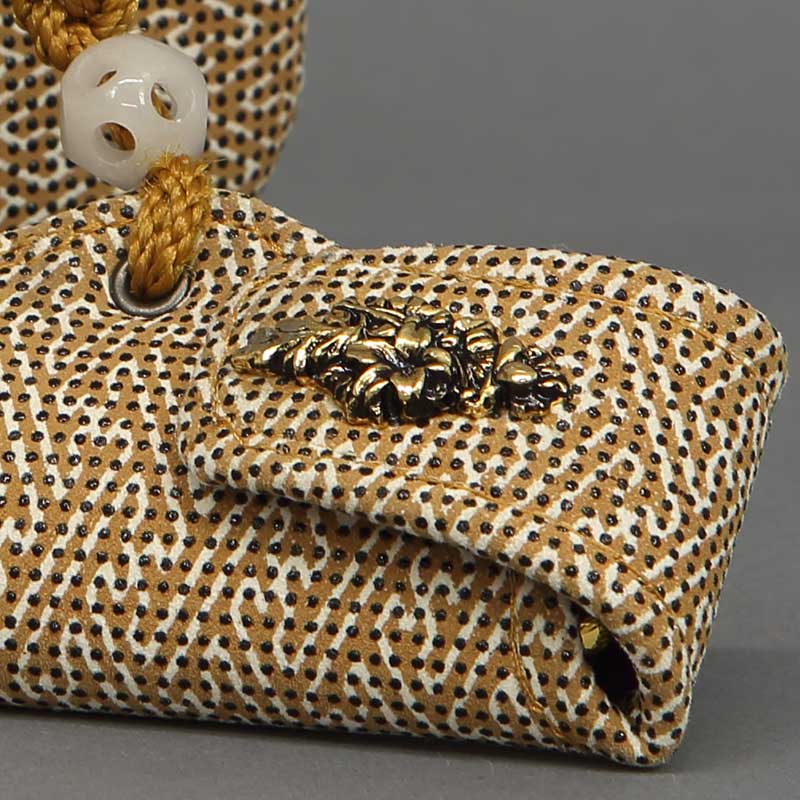 叺（カマス）煙管・刻み煙草入れ【印傳｜紗綾型・金茶】祭用品専門店