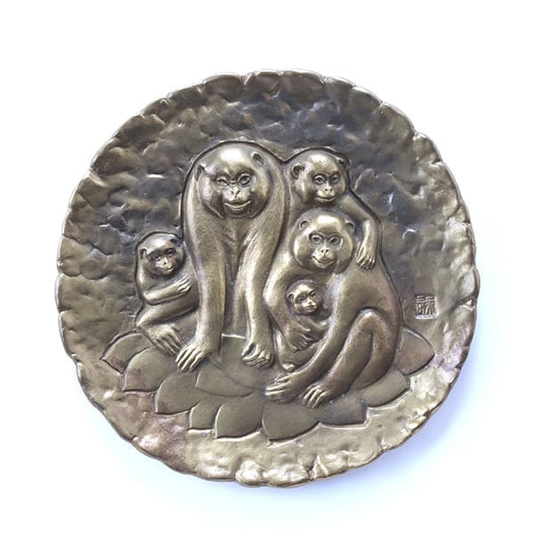 津田永寿作「猿飾り皿」 | 宮本商行オンラインショップ : 銀製品