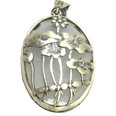 シルバー ロータス＆白めのう ペンダント華【送料無料】（沖縄別途700