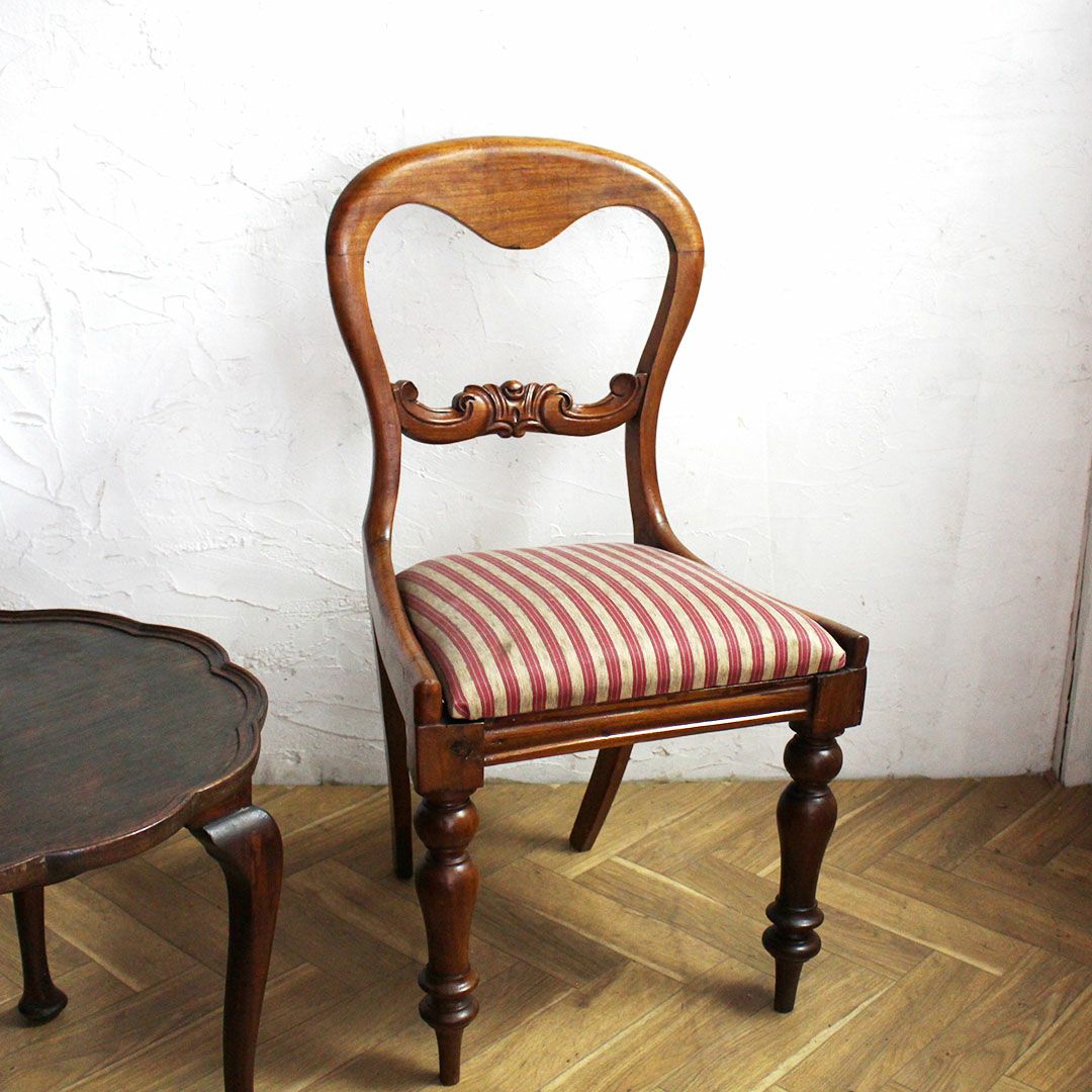 アンティーク調のバルーンバックチェア、英国アンティーク風マホガニー