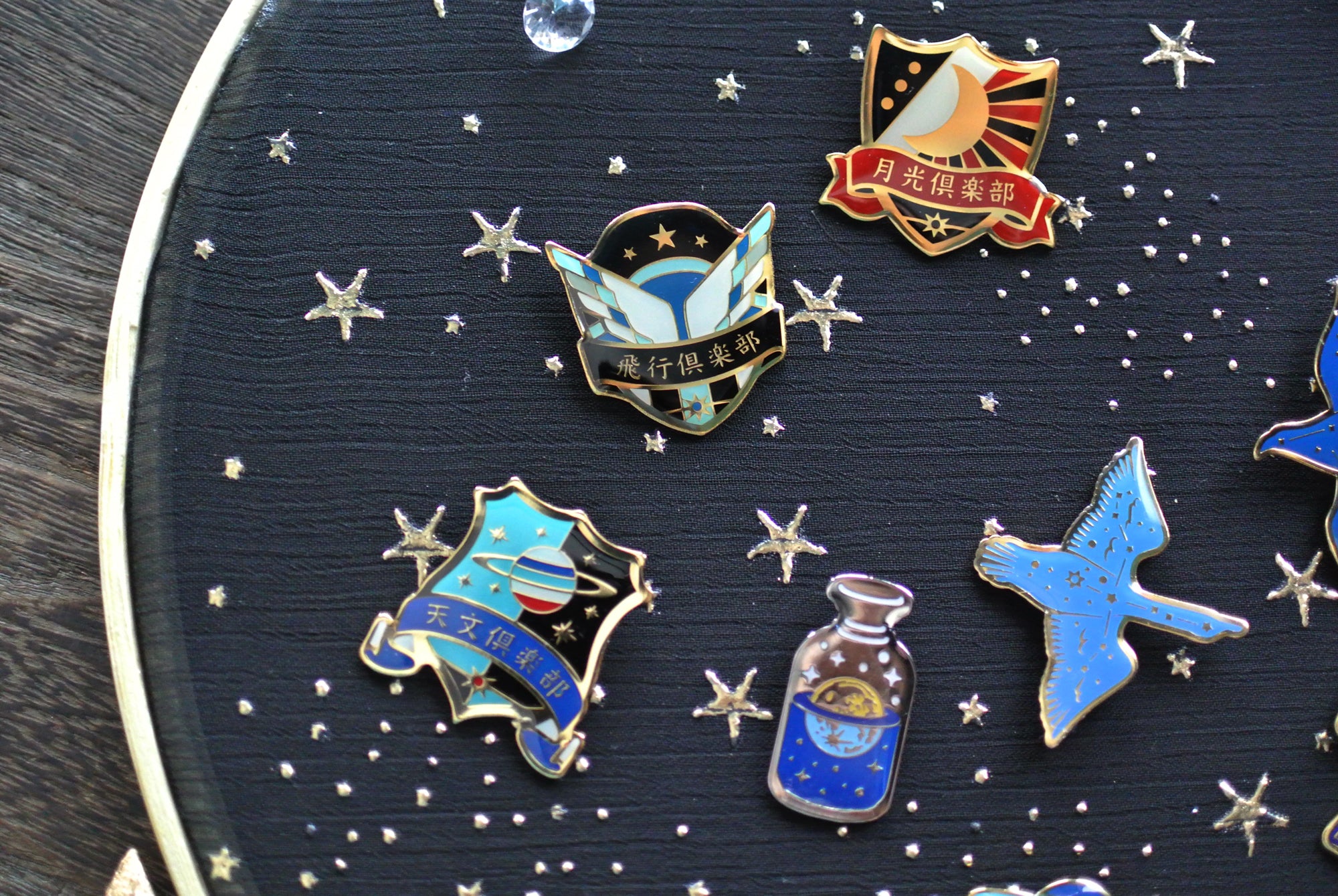 星・月・星座デザインのピンバッジ 11種 – 宙フェス夜市