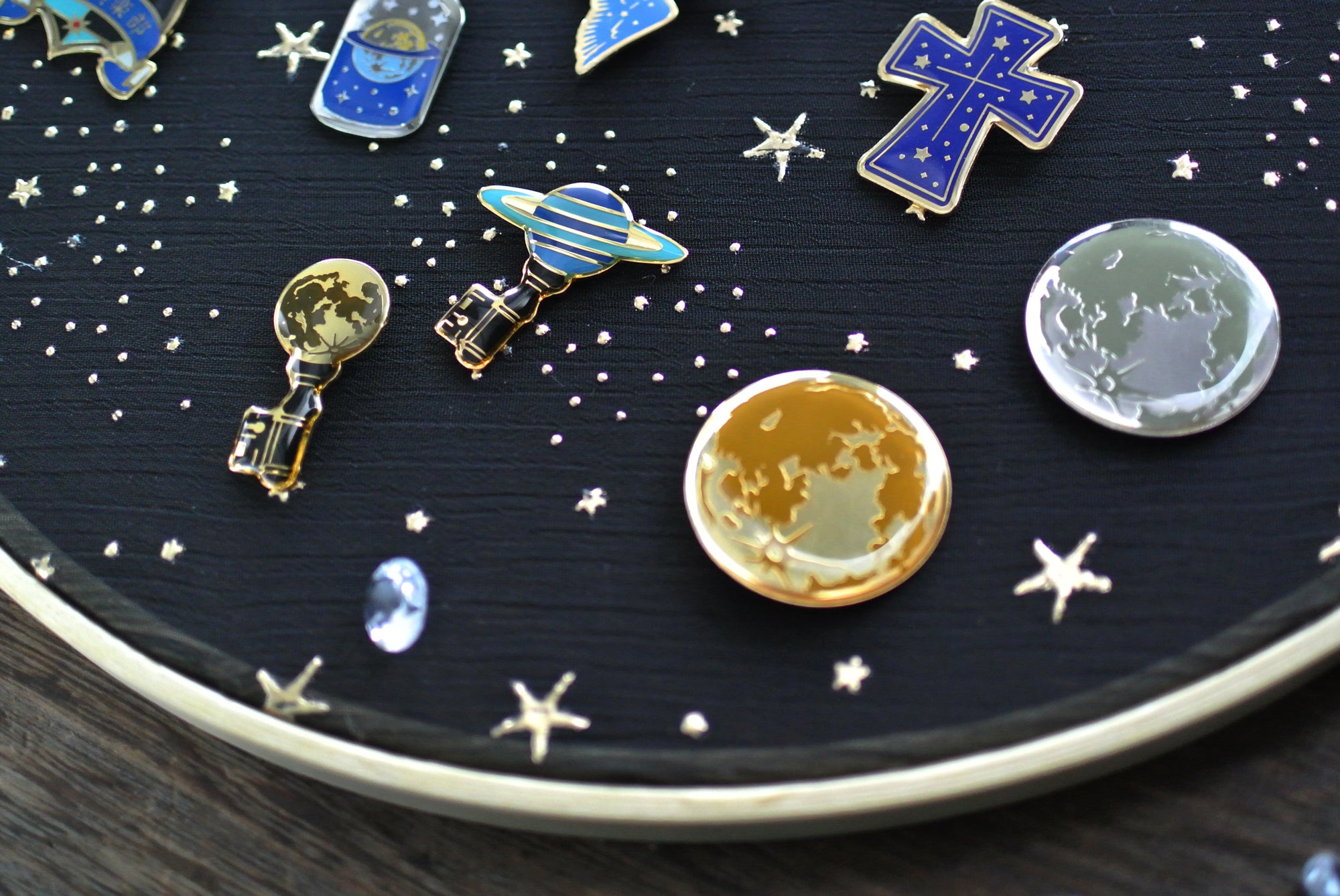 王冠と星のデザイン 襟章 K18 バッチ 王冠と星のデザイン 襟章 K18