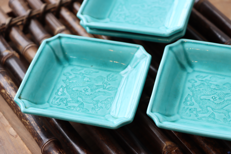 新入荷】珉平焼の魅力が詰まった「浅葱釉 龍文 隅切小皿」｜爽やかな