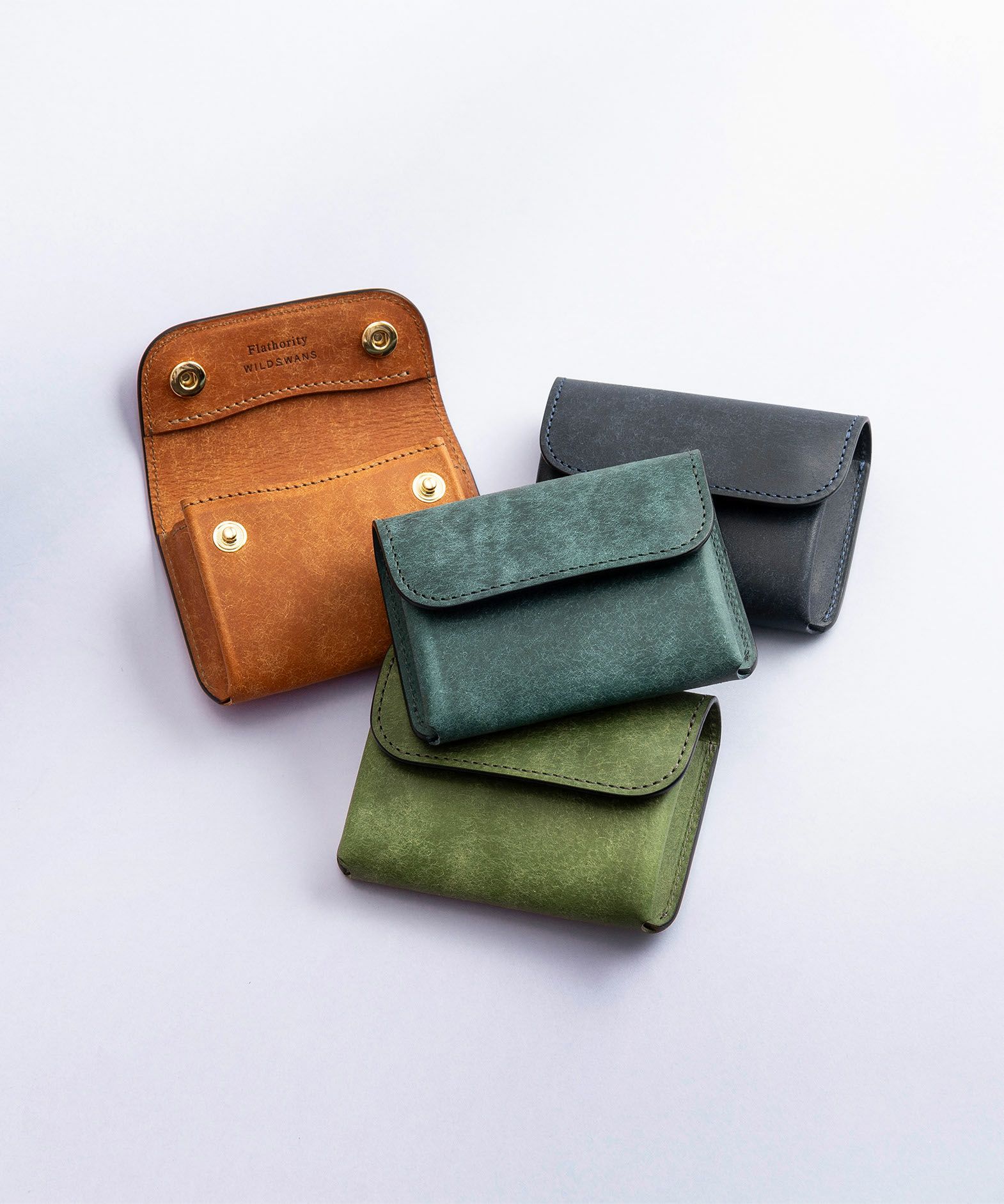 フラソリティ × ワイルドスワンズ フラップコンパクトケース | 大人の