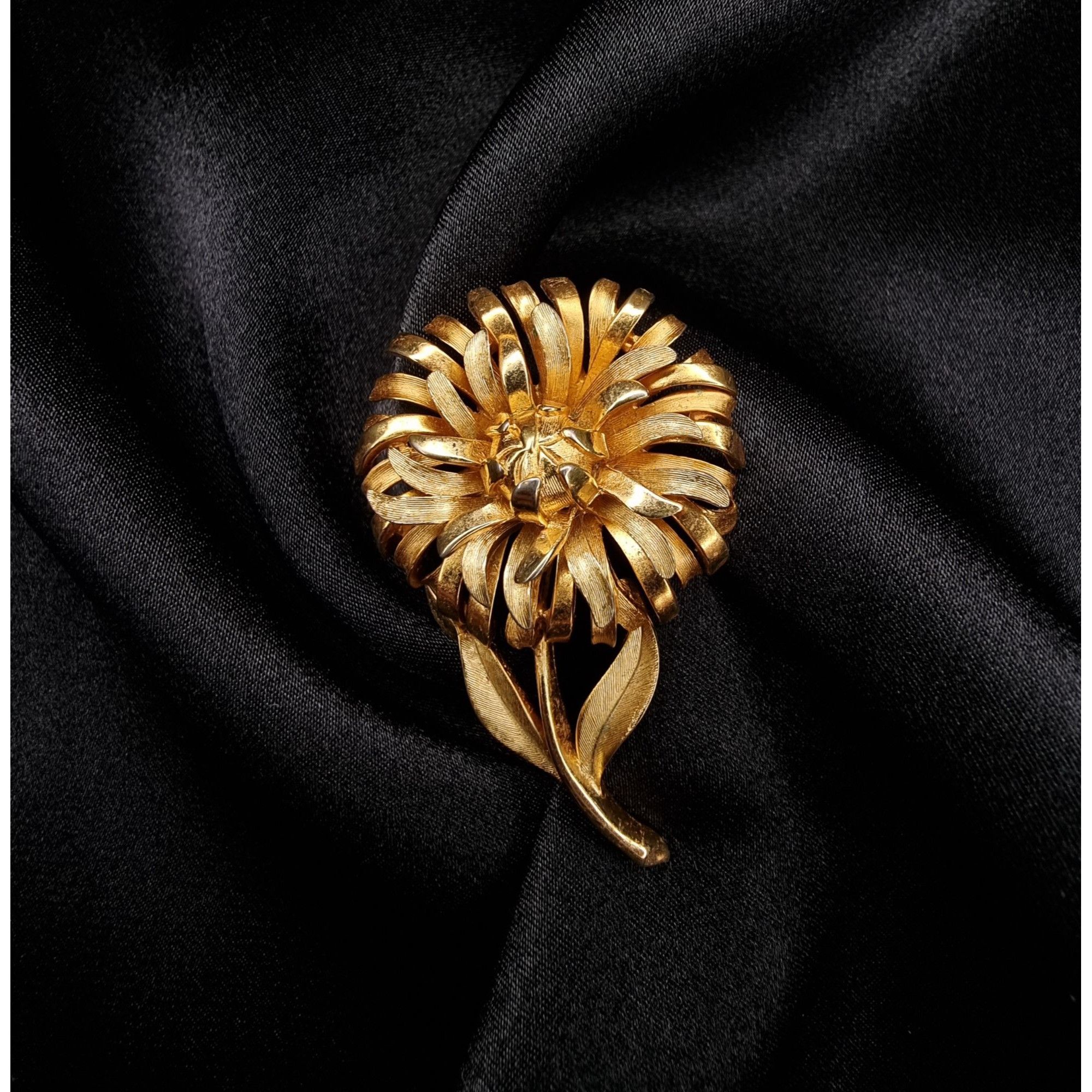 Chrysanthemum TRIFARI ゴールドカラー ブローチ 洋菊