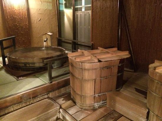 五右衛門風呂とヒノキ風呂、温度が違うので好みの温度に浸かれます