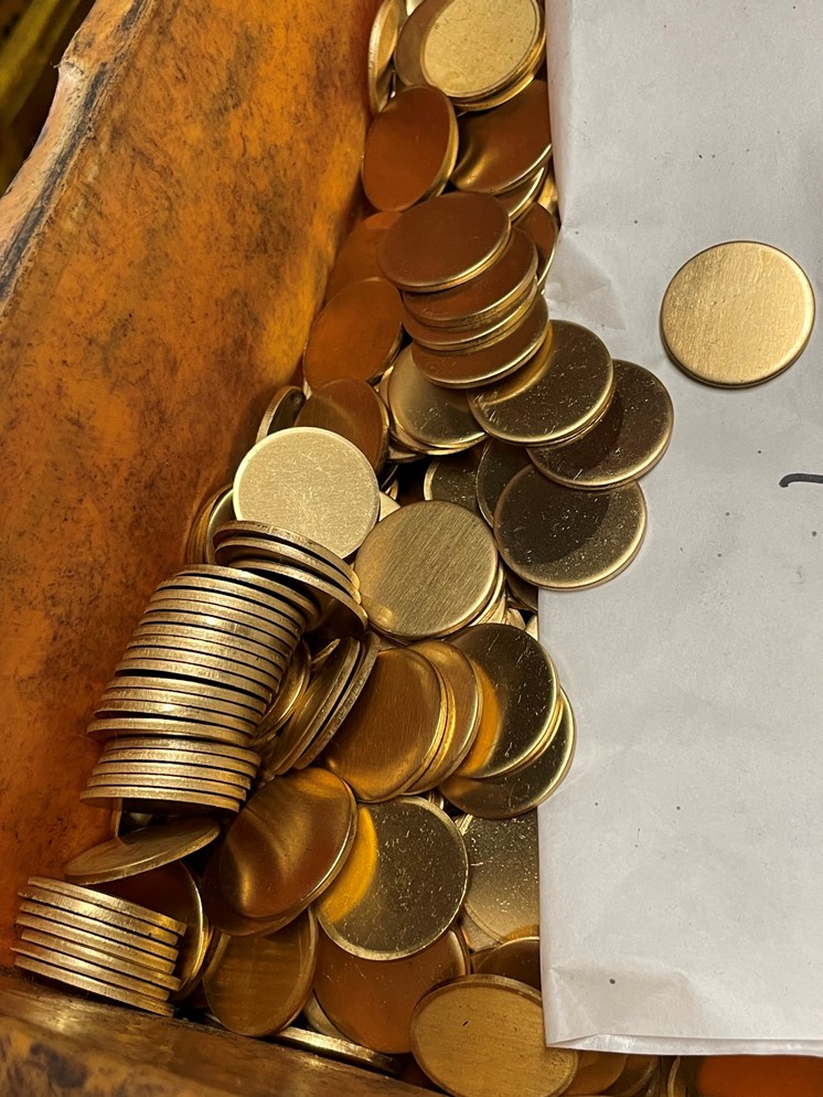 記念メダルの大手・茶平工業株式会社にメダル製作を依頼し、工場見学も