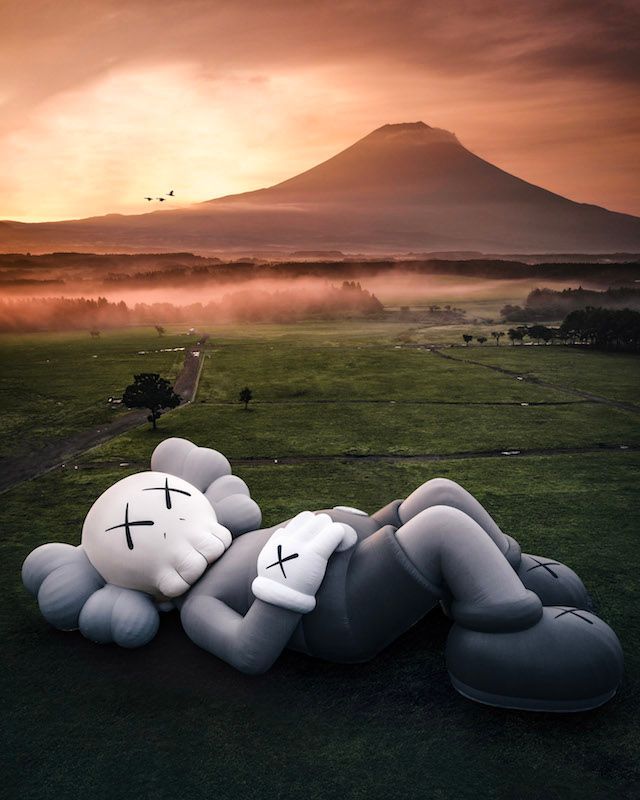KAWS カウズ HOLIDAY JAPAN FUJI 富士山 グレー 箱入り KAWS: HOLIDAY