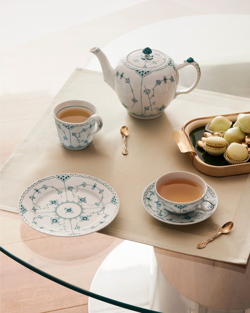 ロイヤル コペンハーゲンに新色「エメラルドグリーン」が登場。伝統の