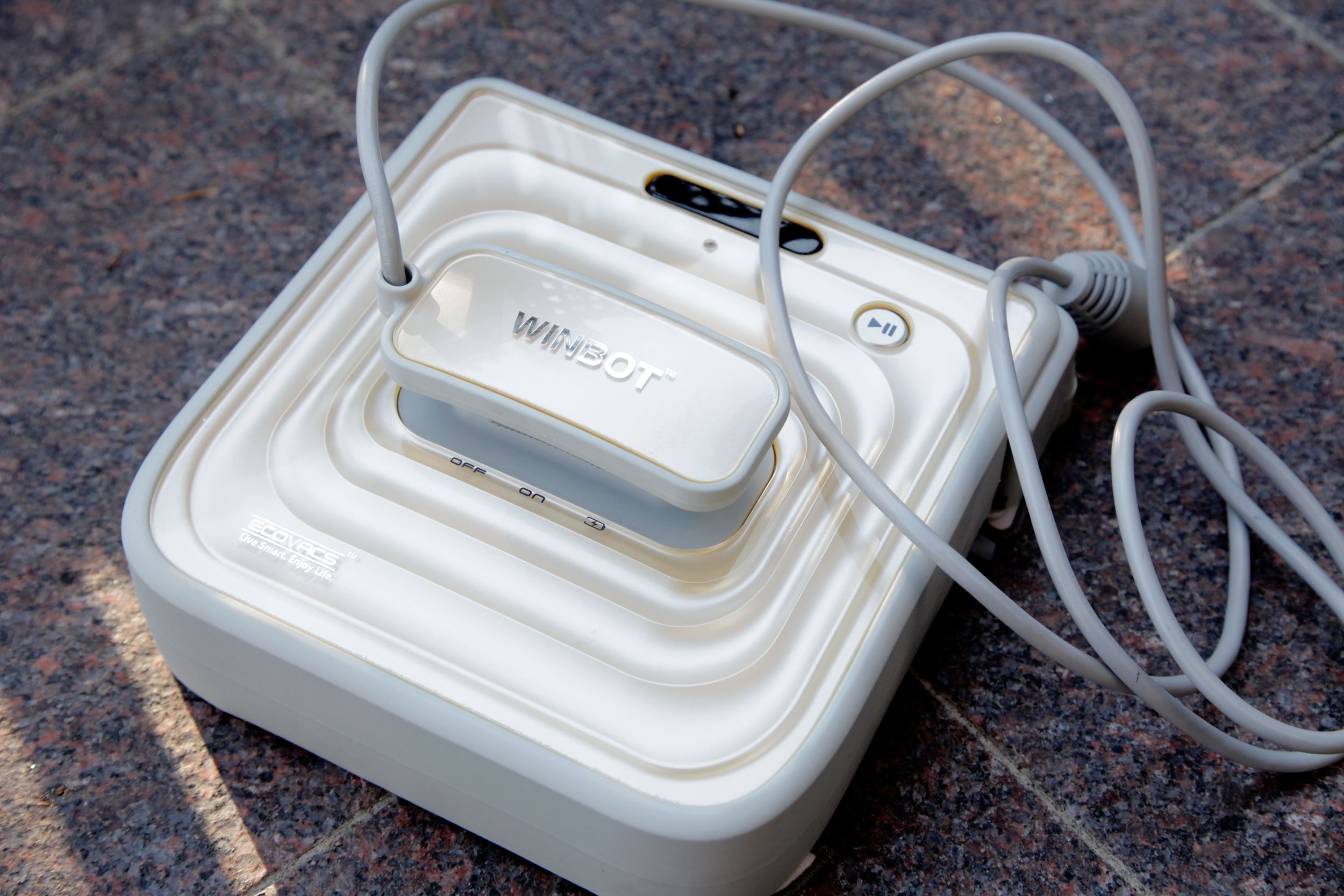 Review: Ecovacs Winbot 7 | WIRED