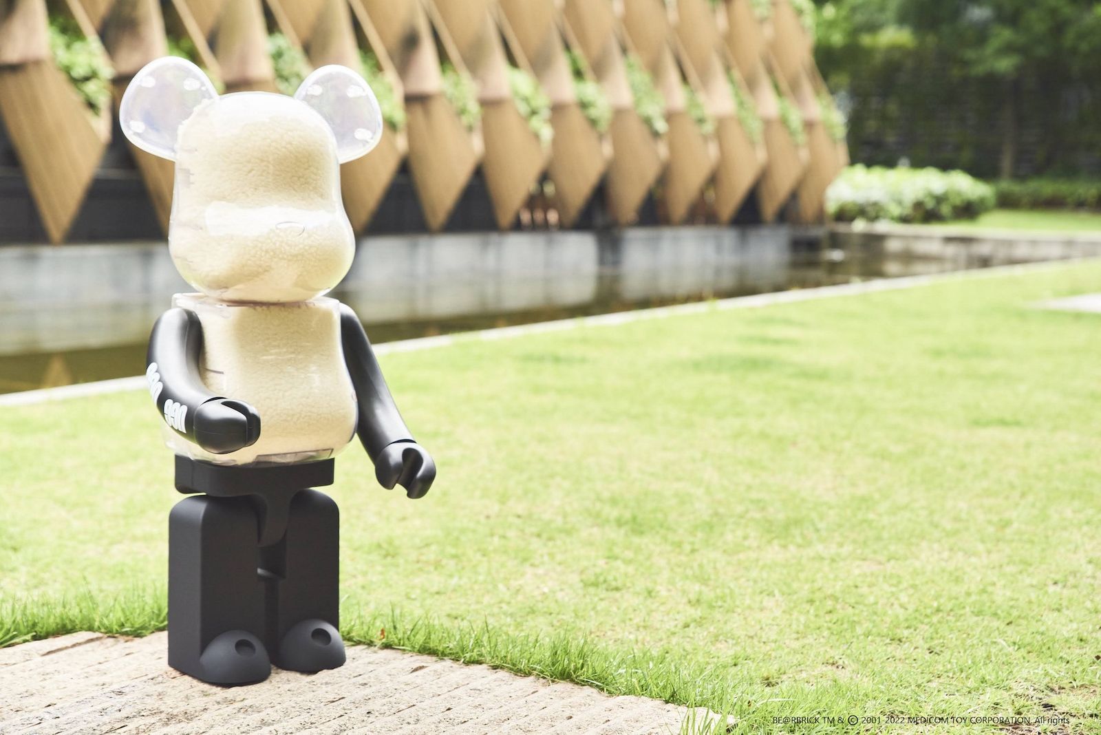 アグ」×「アトモス」がクリアボディの“ベアブリック”を発売 - WWDJAPAN