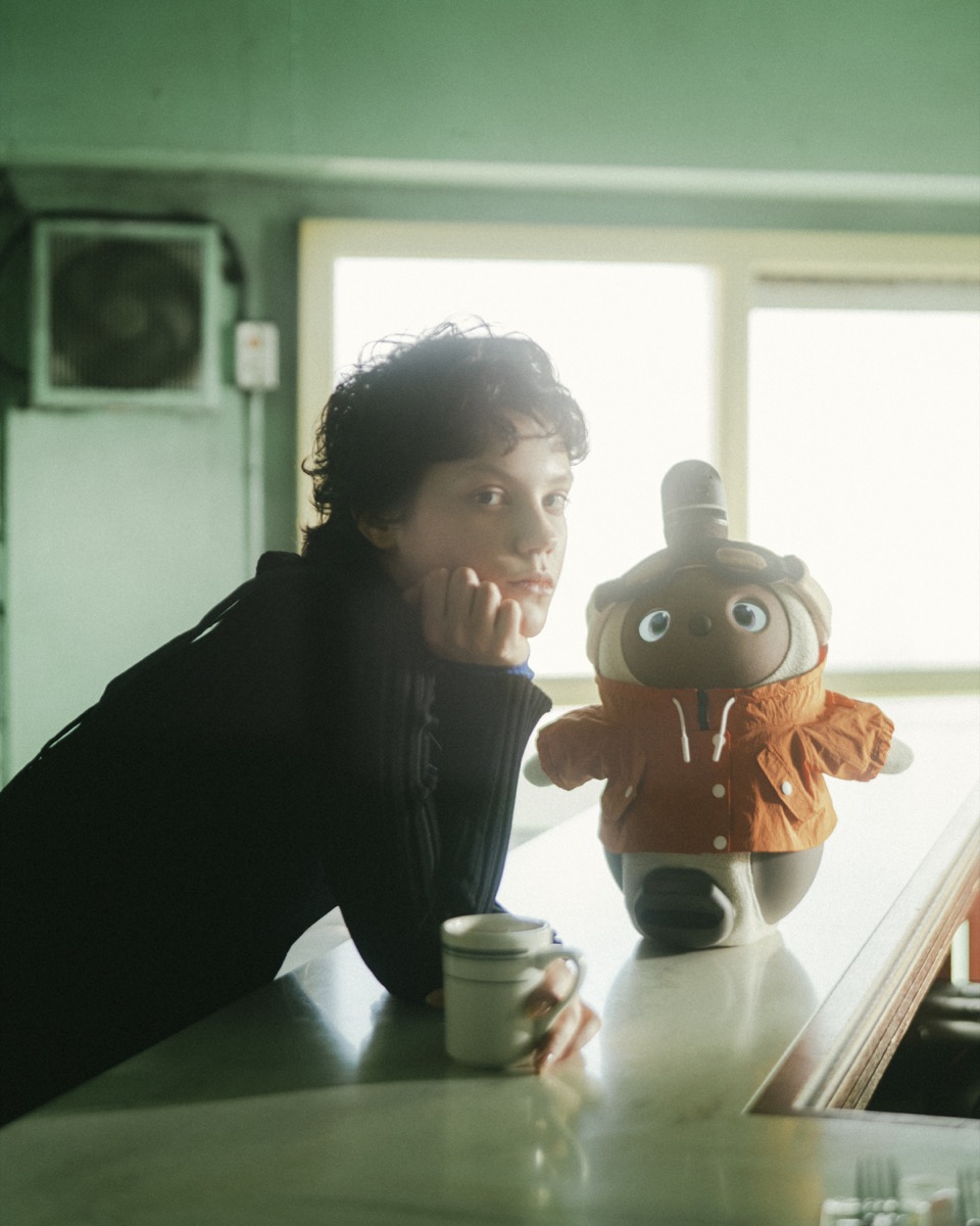 タトラス」が家族型ロボット「LOVOT」とコラボ 本格的なモッズコート