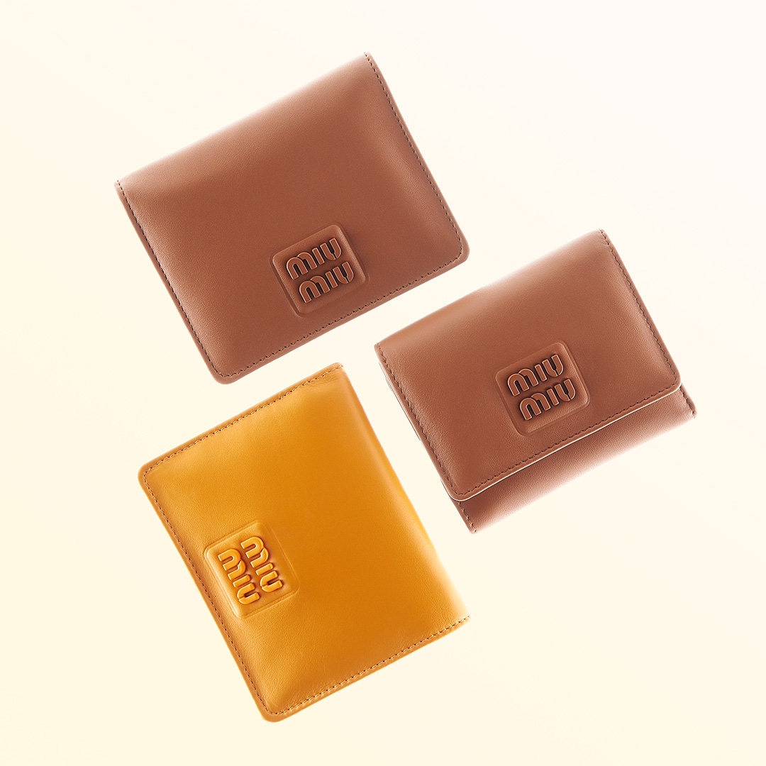 一粒万倍日】「ミュウ ミュウ」がミニマルな財布を発売 ボリューム感の