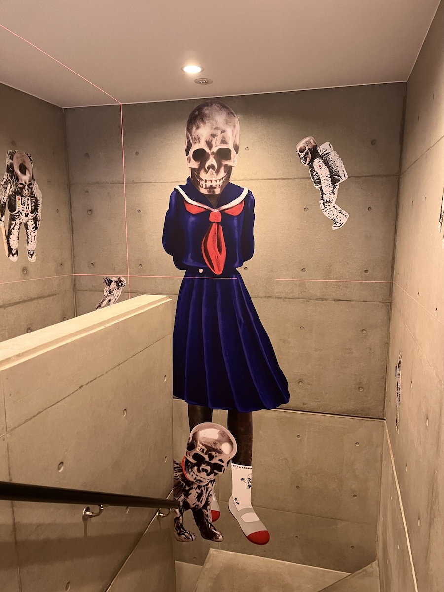 クロムハーツ」がジョー・フォティの個展を開催 一点物のアート作品や