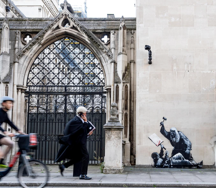 バンクシーが英裁判所に新作、即座に覆い隠される──パレスチナ支持