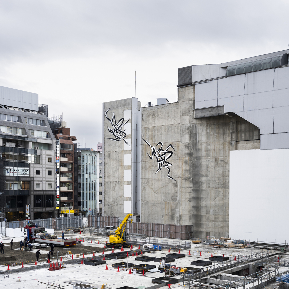 視線を上げ、空を眺める──大山エンリコイサムの巨大壁画《FFIGURATI