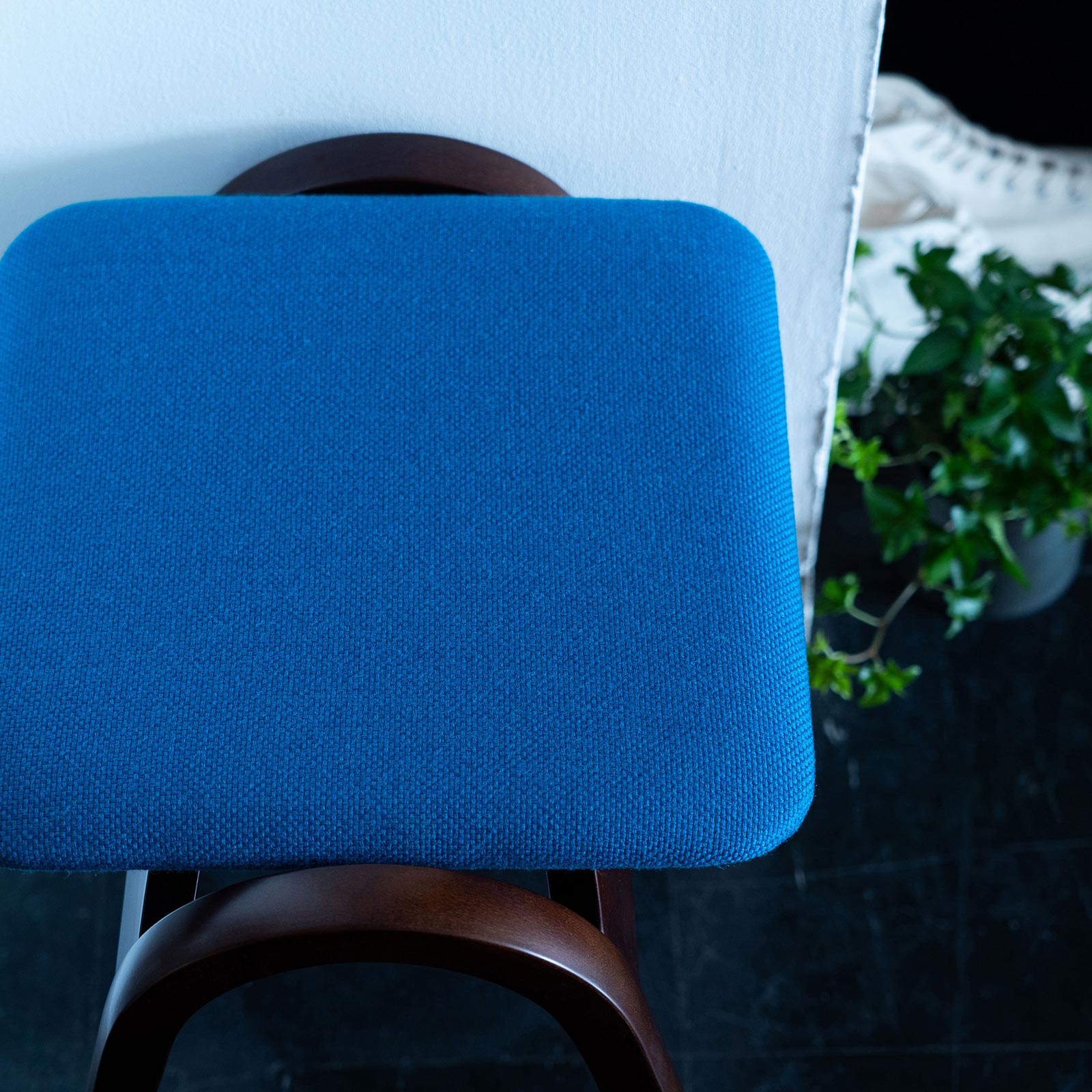 美しい曲線と実用性を備えた 秋田木工スタッキングスツール | D&DEPARTMENT