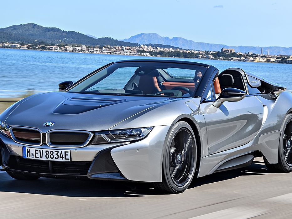 屋根を開ければ爽快！ 電気の力で痛快！──BMW i8ロードスター試乗記