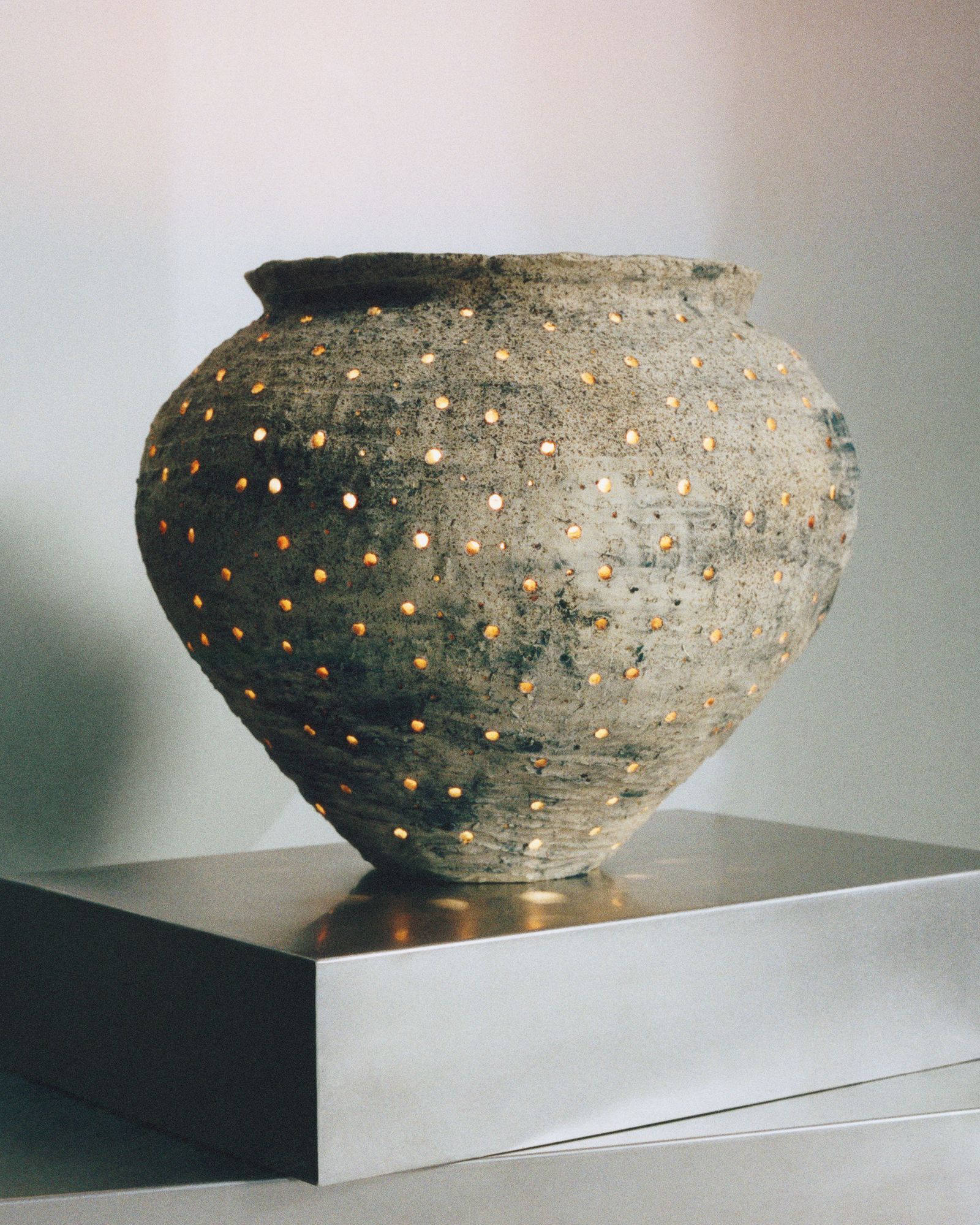 浜名一憲の、時間を超越した壺という芸術 ──グローバル・クリエイ