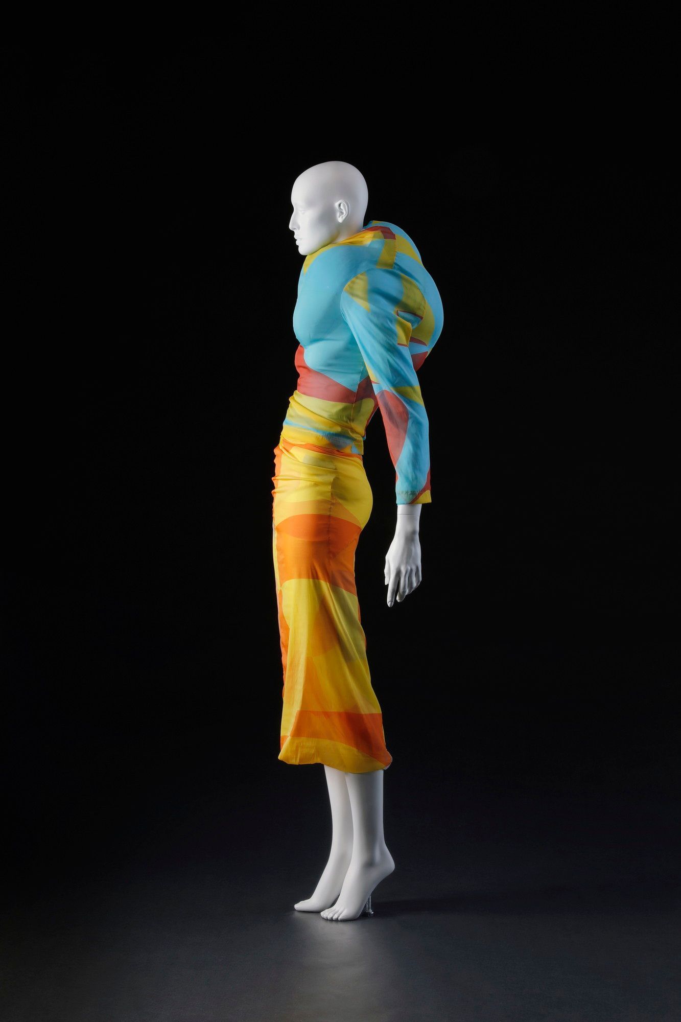 京都立近代美術館で開催の「LOVE ファッション─私を着がえるとき」展