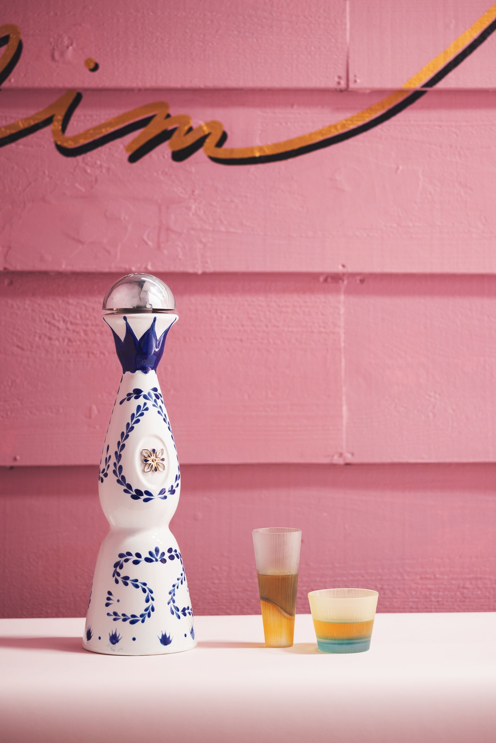 陶器のボトルが美しいテキーラとカラフルなグラスで、大人のパーティー