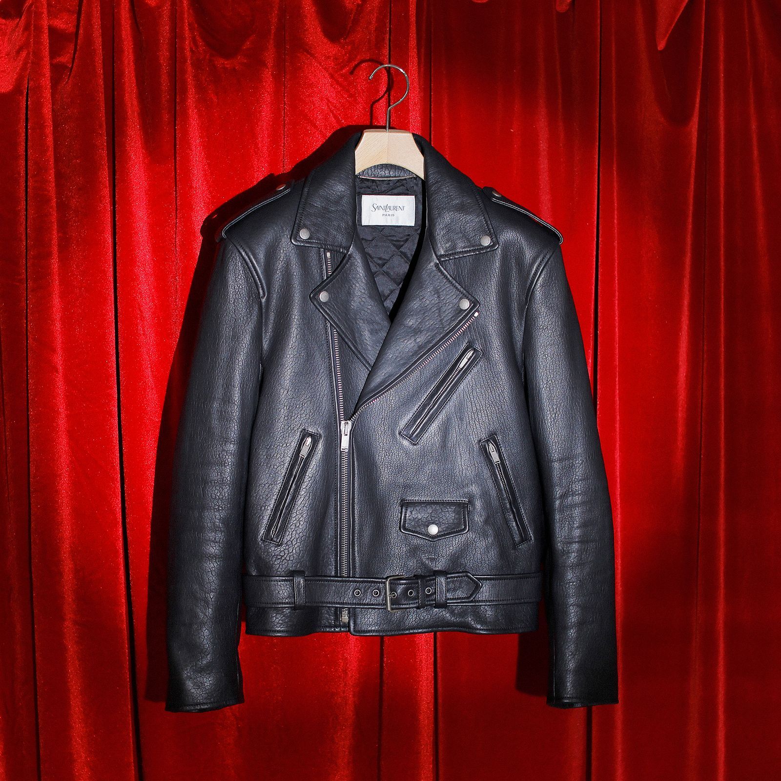 シルエットと細部に、知的さが漂うサンローラン──特集：冬スタイルは